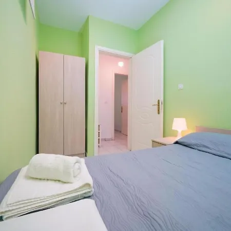 Sirenas Maisonnettes By The Groundfloor And Semi Basement 아파트 *